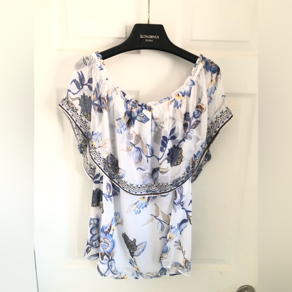White House Black market, Off the shoulder Embroidered floral printed top. - Picture 5 of 10